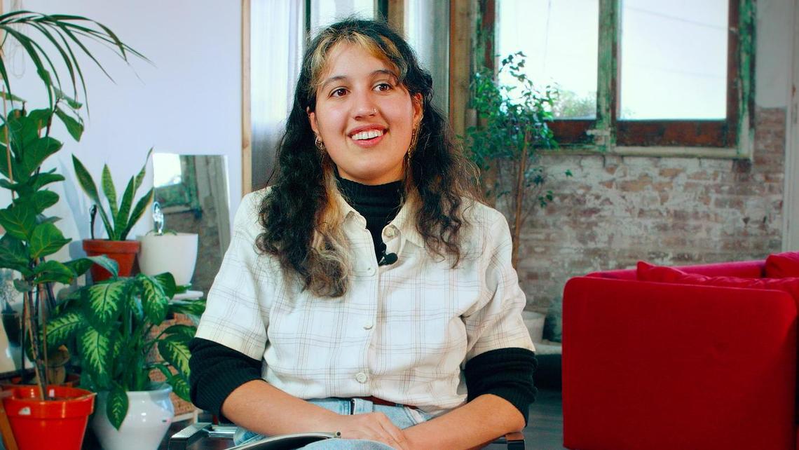 Una buena parte de la juventud europea no le ríe las gracias a la ultraderecha. Muy al contrario, habla de calentamiento climático, de energía, de participación ciudadana, movilidad, urbanismo… Es una juventud que toma partido por los retos del planeta, consciente, feminista, preocupada por los delirios de un crecimiento infinito que galopa frenéticamente a ninguna parte, a los lomos de combustibles fósiles.  Física, formada en Meteorología, Sofía Fernández pertenece a una generación que no provocó el incendio y ha dejado de pedir permiso para organizar la respuesta. Hablamos con ella sobre políticas públicas, cumbres climáticas y acción colectiva en una entrevista que da voz a quienes siguen llevando un mundo nuevo en sus corazones.  Sofía forma parte de Fridays for Future / Juventud por el Clima y de Ecologistas en Acción.